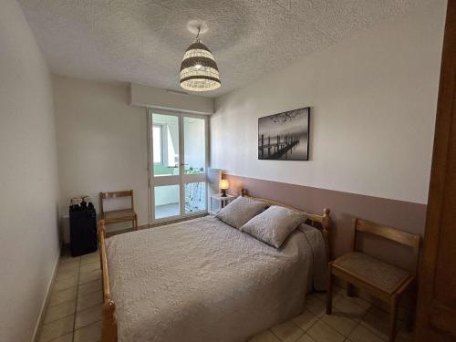 une chambre avec un lit et une fenêtre dans l'établissement Appartement 2 pièces avec loggia, à 100m de la plage - 4 couchages, TV, lave-linge, proche commerces - FR-1-224C-311, à Saint-Hilaire-de-Riez