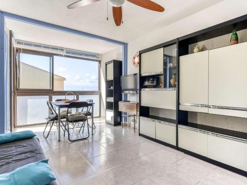 une cuisine avec une table et une salle à manger dans l'établissement Appartement familial 2 pièces cabine, à 60m de la plage, avec box et Wi-Fi - Saint Pierre la Mer - FR-1-229D-140, à Fleury