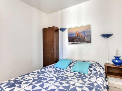 une chambre avec un lit et un tableau au mur dans l'établissement Appartement familial 2 pièces cabine, à 60m de la plage, avec box et Wi-Fi - Saint Pierre la Mer - FR-1-229D-140, à Fleury