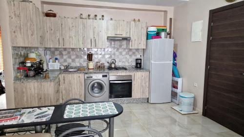 Una cocina o zona de cocina en Logement Sable et Vagues
