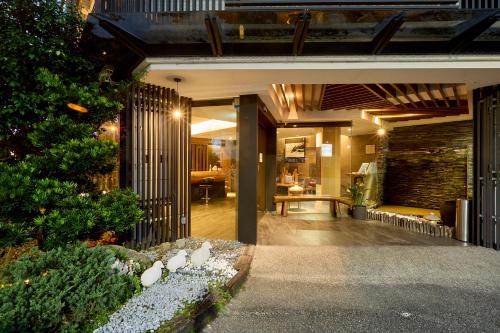 礁渓郷にあるTenlien onsen Hot Spring Hotelの庭付きの家の外観