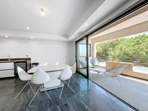 une cuisine et une salle à manger avec une table et des chaises dans l'établissement Appartement de standing 100m de la plage - 2 chambres, climatisation, parking, WiFi - FR-1-770-36, à Saint-Cyr-sur-Mer