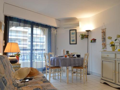 un salon avec une table et des chaises et une cuisine dans l'établissement Appartement 2P avec terrasse et vue mer à Fréjus, proche plage - FR-1-226A-174, à Fréjus