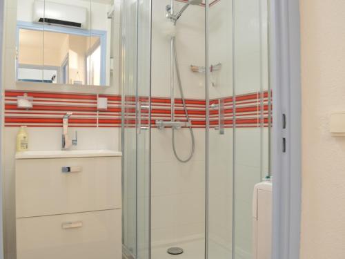 une salle de bain avec une douche en verre et un lavabo dans l'établissement Appartement 2P avec terrasse et vue mer à Fréjus, proche plage - FR-1-226A-174, à Fréjus