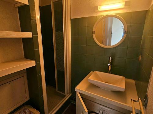 une salle de bain avec un lavabo et un miroir dans l'établissement Appartement 2 pièces avec piscine à 5 min de la plage de Pontaillac, parking résidentiel, balcon fermé - FR-1-550-81, à Vaux-sur-Mer