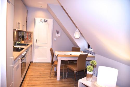 a kitchen with a table and chairs in a room at Ferienwohnung Stedden in Stedden