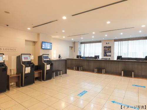 an empty lobby with a cashier and a waiting room at Yokohama Sakuragicho Washington Hotel in Yokohama