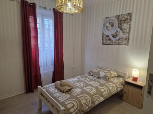 une chambre avec un lit et un rideau rouge dans l'établissement Brasserie l'inédit, à Bondy