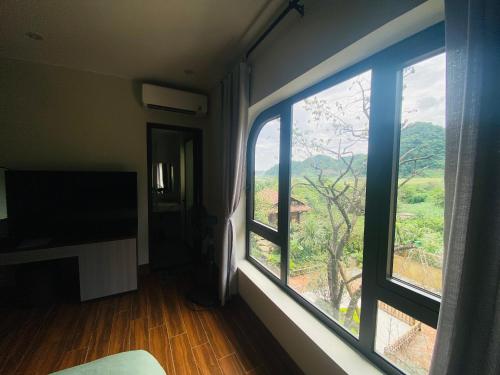 a room with a window with a view of a mountain at Châu homestay - Mộc Châu , Sơn La in Mộc Châu