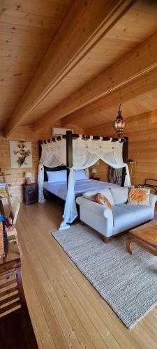 Khu vực ghế ngồi tại Healing Garden Bed & Breakfast - California King Bed - Uluwatu