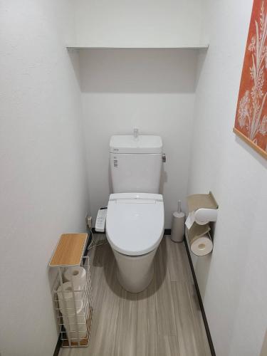a bathroom with a white toilet in a room at fleuve tenmonkan in Yamashitachō
