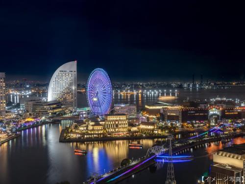 a city skyline at night with a ferris wheel at Yokohama Sakuragicho Washington Hotel in Yokohama
