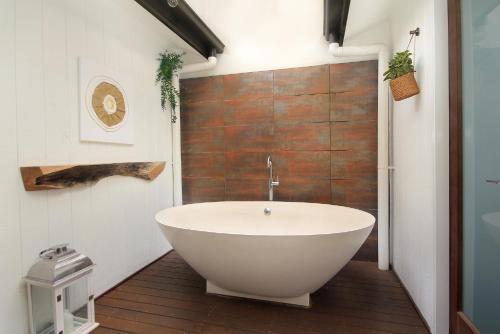 Et badeværelse på Byron Lakeside Holiday Apartments