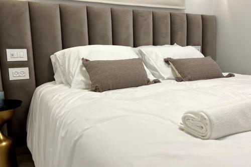 Una cama o camas en una habitación de Gabriel Apartments - Brand Designed Apt in Bayit Vegan 5min to SHAAREI ZEDEK HOSPITAL