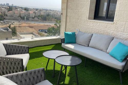 Un lugar para sentarse en Gabriel Apartments - Brand Designed Apt in Bayit Vegan 5min to SHAAREI ZEDEK HOSPITAL
