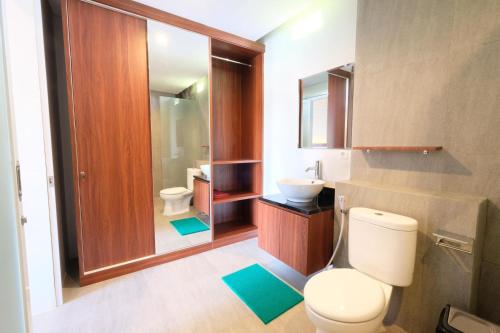 a bathroom with a toilet and a sink at Puspa Canggu in Canggu