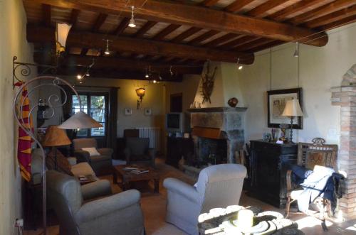 un soggiorno con divano e camino di Casa al Vento a Talla