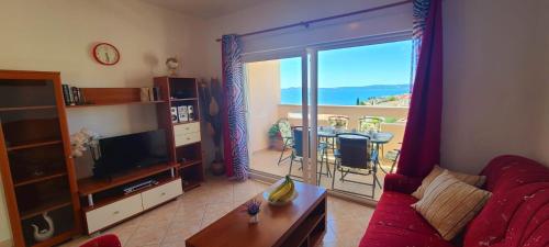 Seaview Apt, communal swimming pool, 250m to beach, parking, 4km to Trogir old town
