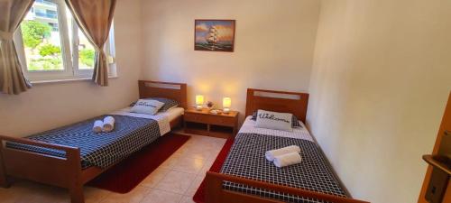 Seaview Apt, communal swimming pool, 250m to beach, parking, 4km to Trogir old town