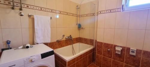 Seaview Apt, communal swimming pool, 250m to beach, parking, 4km to Trogir old town