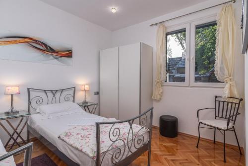 House Marin with 2 Apartments 10 m from sea