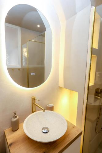 une salle de bain avec un lavabo et un miroir dans l'établissement Nice carré d'or proche Negresco, à Nice