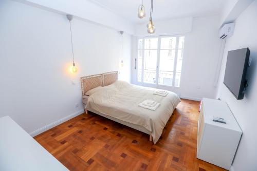 une chambre avec un lit et une télévision dans l'établissement Nice carré d'or proche Negresco, à Nice