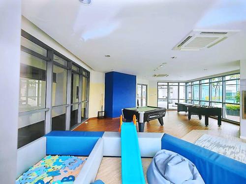 Ruang duduk di Mid Valley nearby Double 2Suite Room 4-6pax