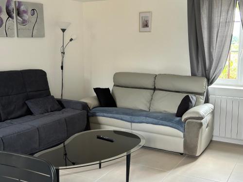 un salon avec un canapé et une table dans l'établissement Gîte au cœur du perche, à Moussonvilliers