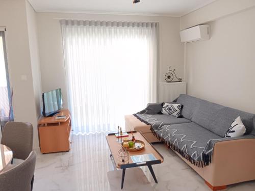 una sala de estar con un sofá y una mesa en Anima, en Lefkada