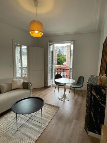 un salon avec un canapé et une table dans l'établissement Appart 2 pièces rénové, centre-ville, au Havre