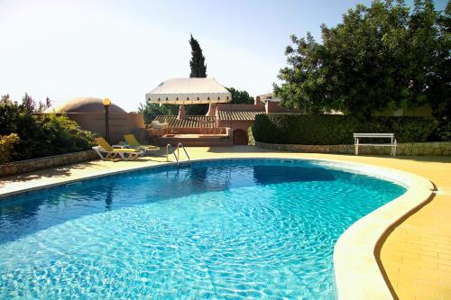 uma grande piscina no quintal em Lageado Park em Albufeira