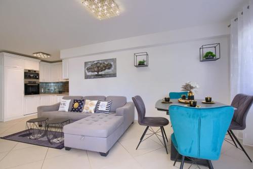salon z kanapą, stołem i krzesłami w obiekcie Comfortable apartment near the beach w Puli