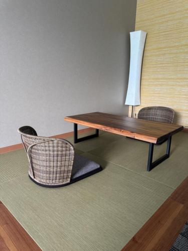 a table and two chairs in a room at Arashi no Yakata in Hamamatsu