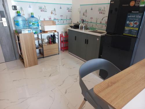 a kitchen with a table and a counter with water bottles at Căn hộ 1PN BS11 Vinhomes Grand Park in Long Bình