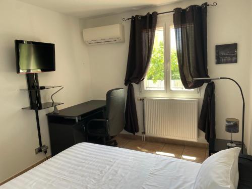 une chambre avec un lit, un bureau et une fenêtre dans l'établissement Maisons de Bellet NICE, à Nice