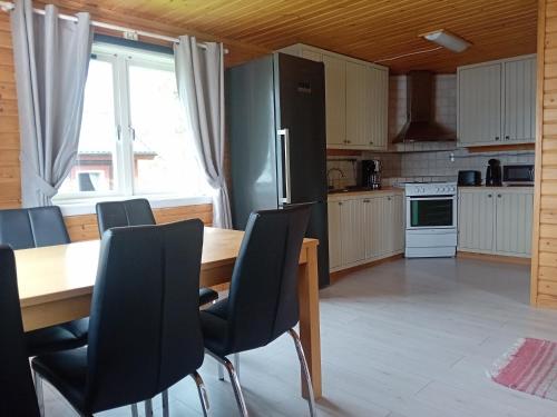 Kuchyň nebo kuchyňský kout v ubytování LAKESIDE AURORA CABINS