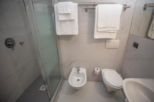 Bilik mandi di Hotel Vista Lago