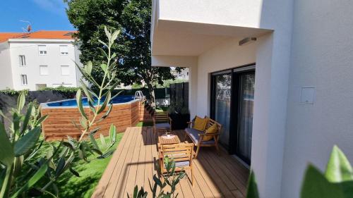 En balkon eller terrasse på Maslina House - Family apartment 1 with Pool