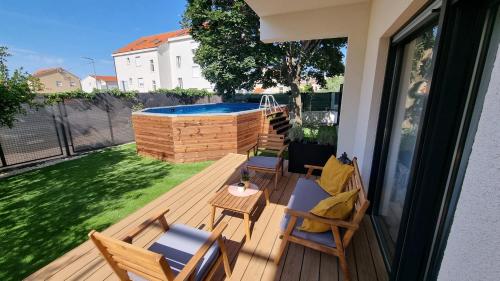 Maslina House - Family apartment 1 with Pool