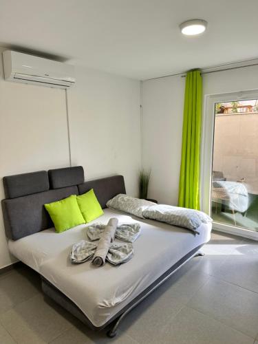 Postel nebo postele na pokoji v ubytování Vip Deluxe Apartment Arian