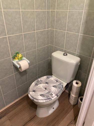 La salle de bains est pourvue de toilettes avec un siège fleuri. dans l'établissement Maisons de Bellet NICE, à Nice