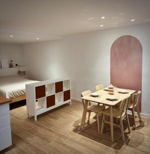 une pièce avec une table, des chaises et un lit dans l'établissement Casa Una - Hypercentre proche gare SNCF et Port, à Toulon