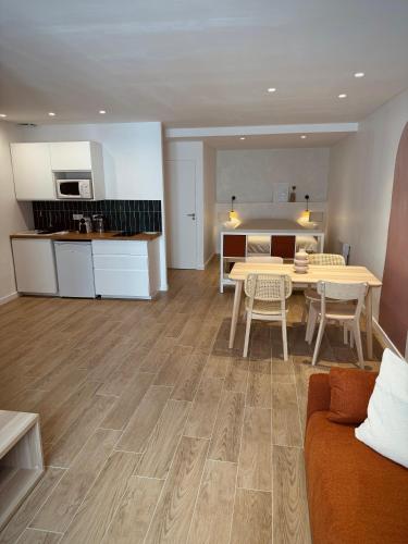 une cuisine et un salon avec une table et des chaises dans l'établissement Casa Una - Hypercentre proche gare SNCF et Port, à Toulon