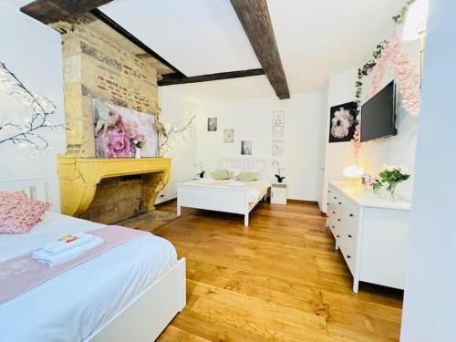 - une chambre avec un lit blanc et une cheminée dans l'établissement Sainte-barbe T4, Billard à 2 pas du château fort, à Sedan