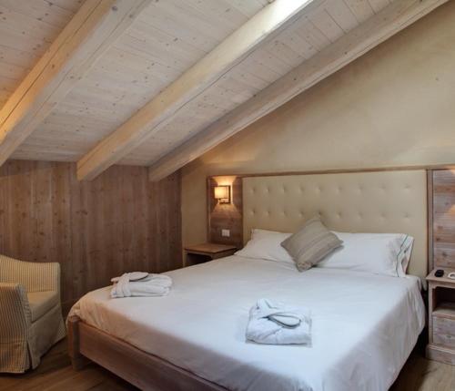a bedroom with a large bed with towels on it at Agriturismo Costa di Faraggiana in Levanto
