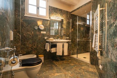 a bathroom with a toilet and a sink and a shower at Agriturismo Costa di Faraggiana in Levanto