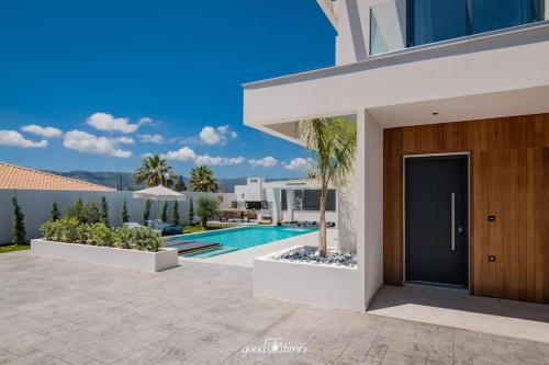 Kolam renang di atau dekat dengan Nefele Luxury Recidency, A Concealed Delight