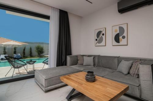 Ruang duduk di Nefele Luxury Recidency, A Concealed Delight