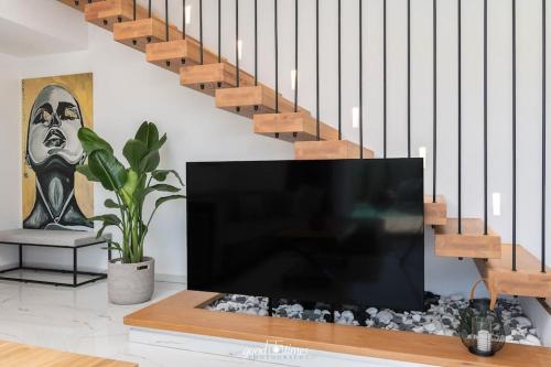 Televisyen dan/atau pusat hiburan di Nefele Luxury Recidency, A Concealed Delight